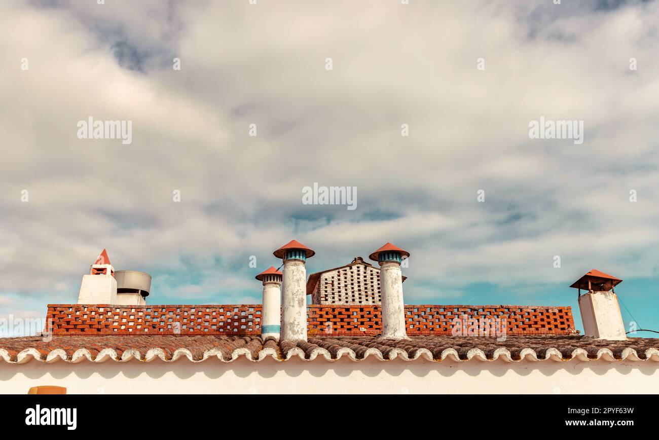 Vue détaillée depuis les cheminées de toit traditionnelles de l'Algarve Portugal Banque D'Images