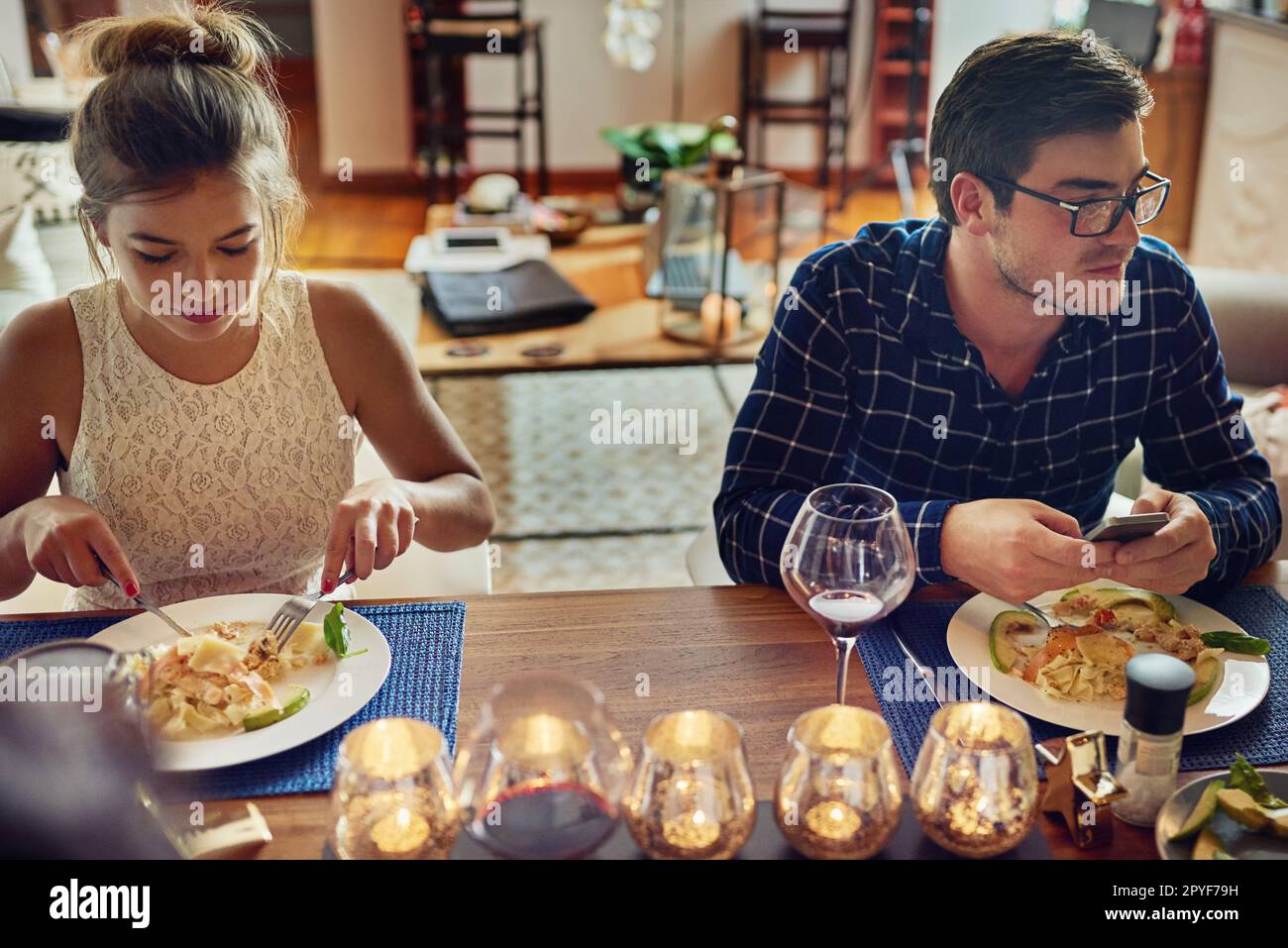 Bonne cuisine et bonne compagnie est la meilleure. un jeune couple qui apprécie un repas à la table. Banque D'Images