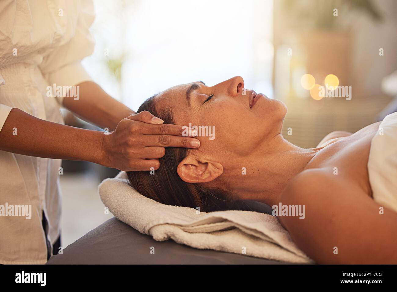 Femme, relax et mains pour massage du cuir chevelu dans un spa de beauté de salon pour le bien-être des soins de la peau, le soulagement du stress et les soins du corps zen. Thérapie curative, thérapeute et physiothérapie, dermatologie faciale de luxe ou de tête Banque D'Images