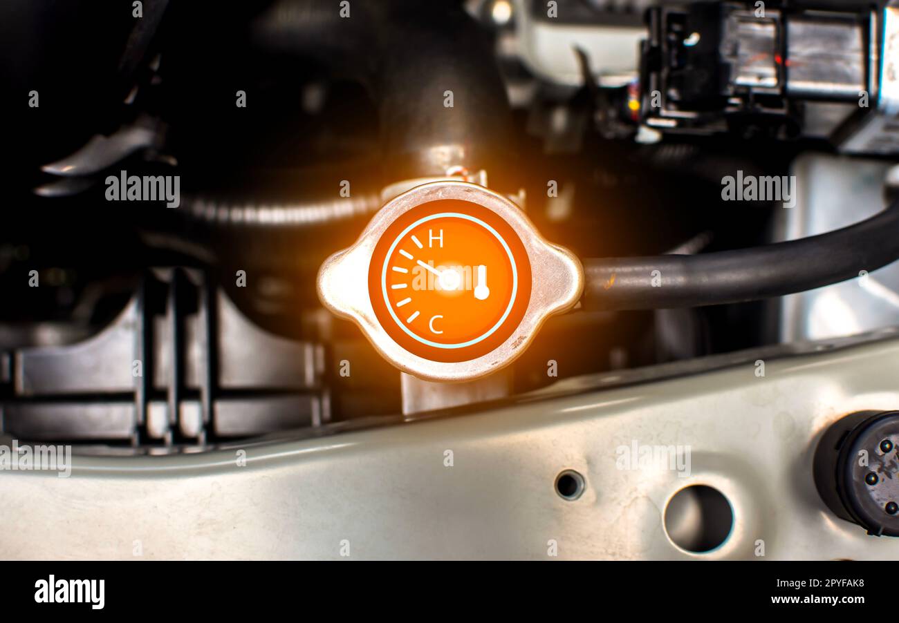 Bouchon de radiateur de voiture avec jauge de température d'eau et montre  la surchauffe du radiateur dans le compartiment moteur, concept d'entretien  de voiture Photo Stock - Alamy