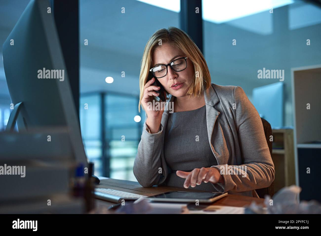 Je peux vous aider la première chose le matin. une femme d'affaires travaillant tard dans le bureau. Banque D'Images