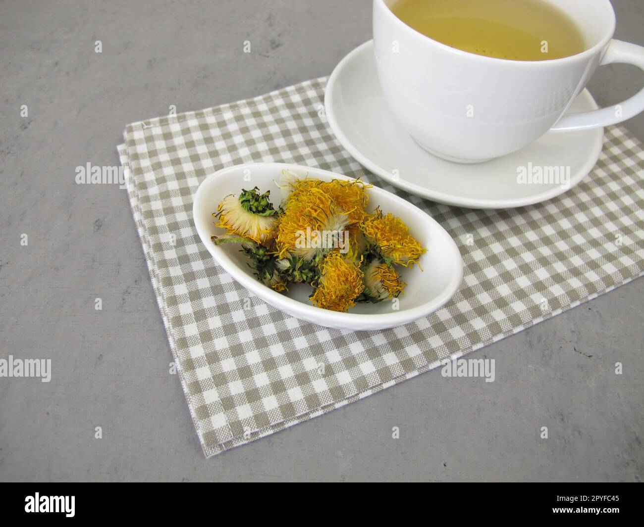 Une tasse de thé à partir de fleurs de pissenlit séchées Banque D'Images