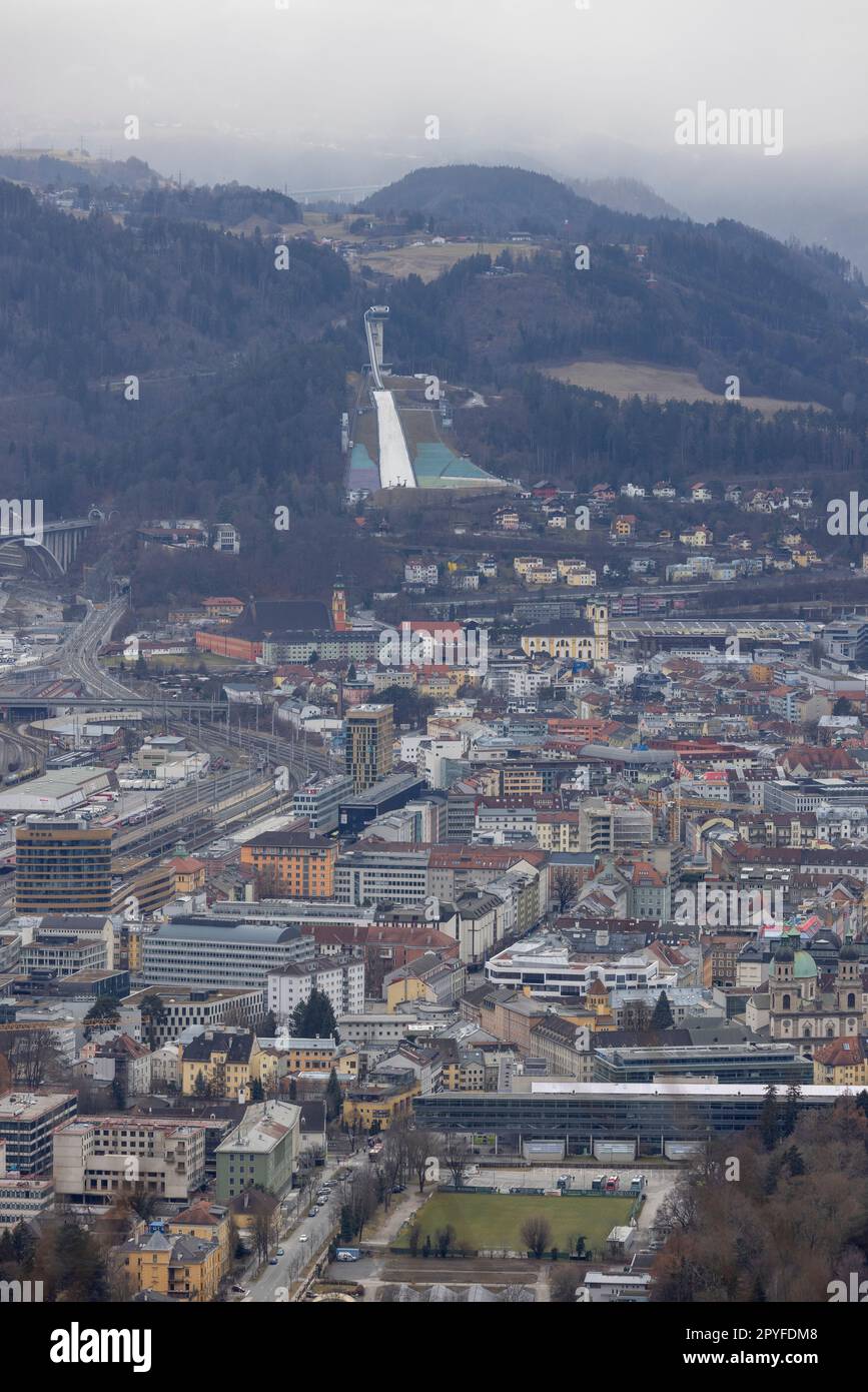 Vue aérienne de la ville et du saut à ski Bergisel, Innsbruck, Autriche Banque D'Images