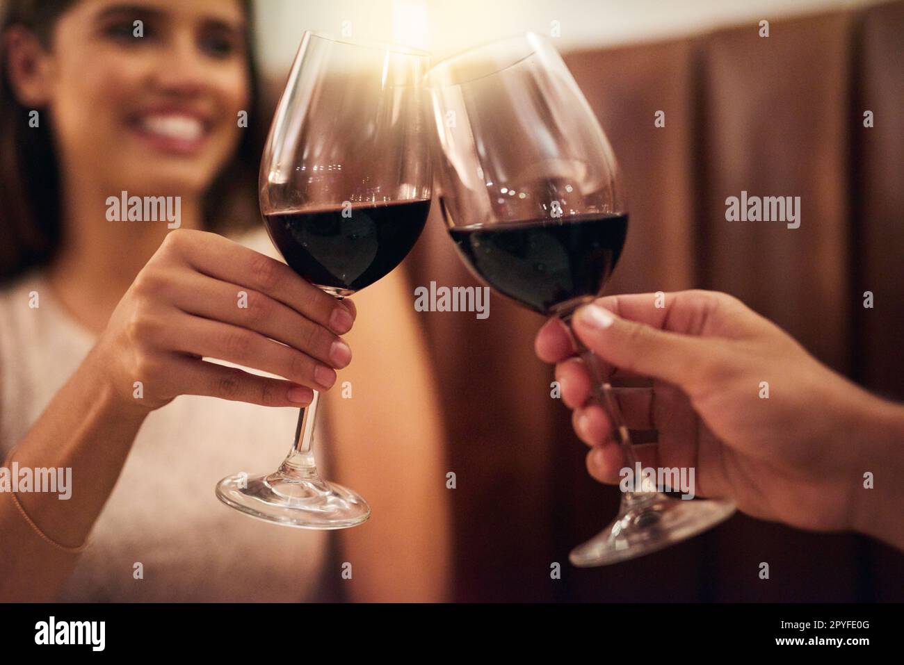 L'amour doit être célébré quotidiennement. un couple qui fait un toast pendant une date romantique. Banque D'Images