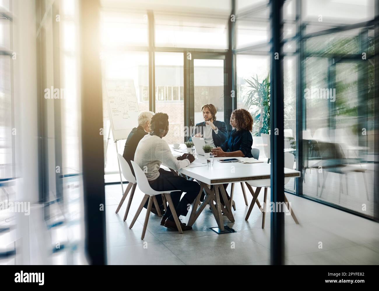 Mettre en place des plans importants. un groupe d'hommes d'affaires ayant une réunion de conseil dans un bureau. Banque D'Images