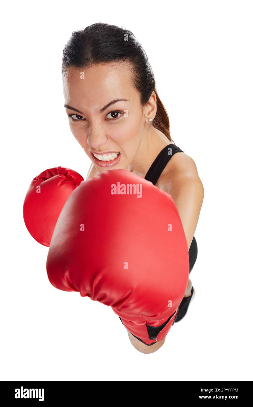 Elle lutte avec acharnée. Portrait en grand angle d'une jeune athlète de boxe féminine sur fond blanc. Banque D'Images