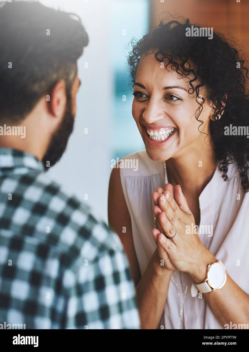 Ai-je des nouvelles pour vous. un couple aimant célébrant ensemble de bonnes nouvelles à la maison. Banque D'Images