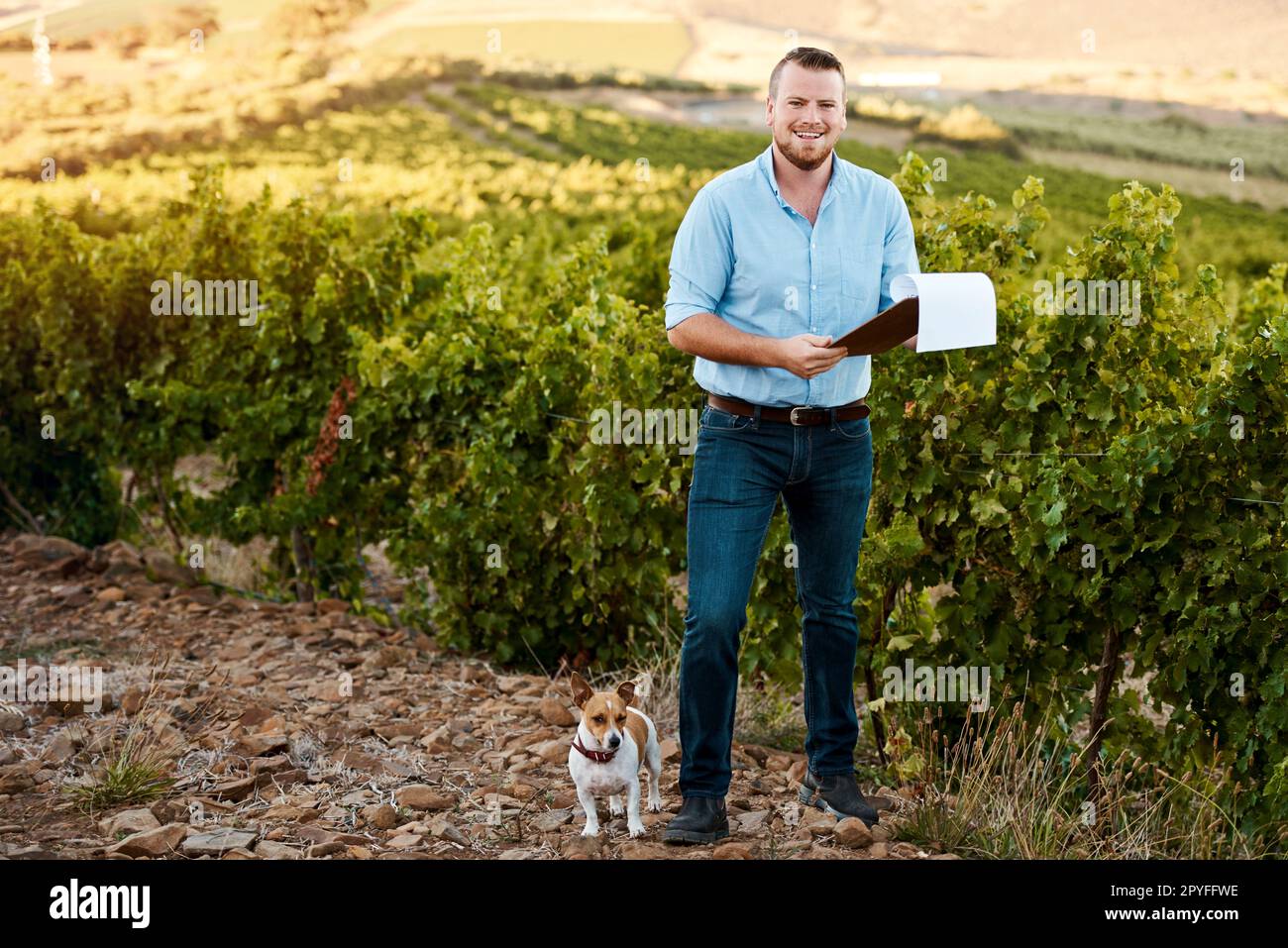 Se déplacer dans ses tâches quotidiennes à la ferme. Portrait d'un agriculteur travaillant dans un vignoble. Banque D'Images