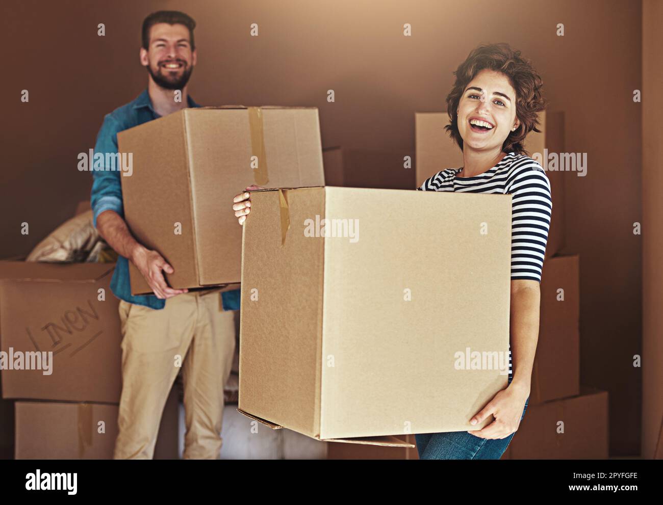 C'est un grand jour pour nous. un jeune couple qui entre dans leur nouvelle maison. Banque D'Images