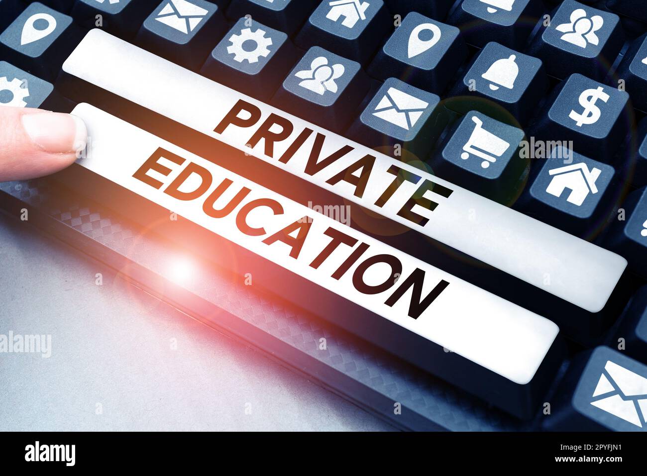 Affiche textuelle indiquant l'éducation privée. Concept signification appartenance à l'usage personnes particulières ou personnes de groupe Banque D'Images