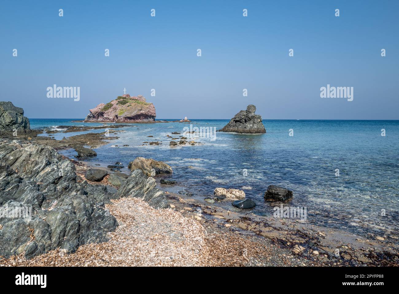 Plage calme avec rochers Banque D'Images