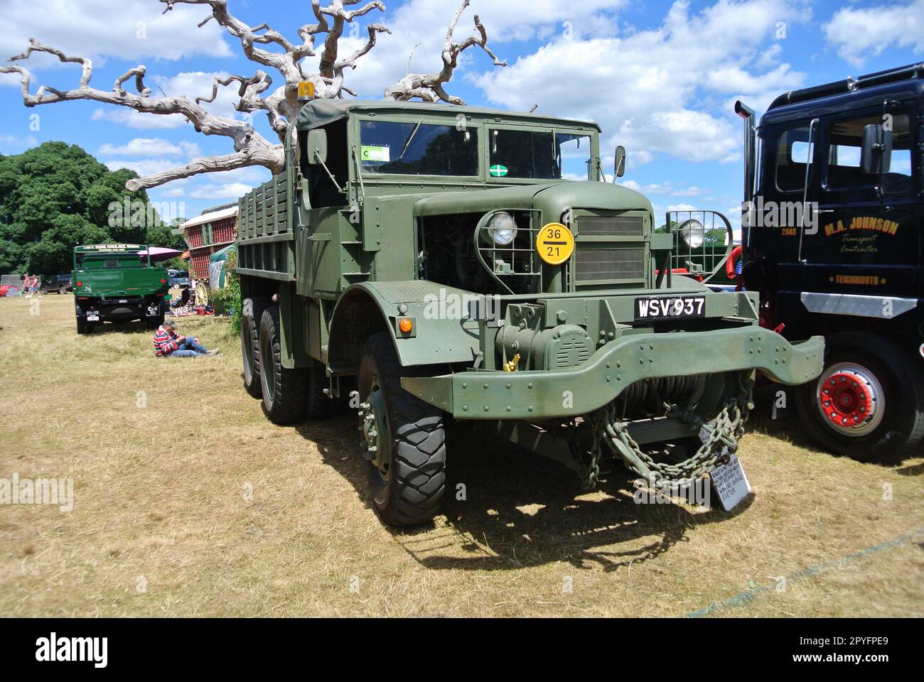 Un tracteur Mack Gun 1941 est exposé au rassemblement de véhicules historiques de 47th, Powderham, Devon, Angleterre, Royaume-Uni. Banque D'Images