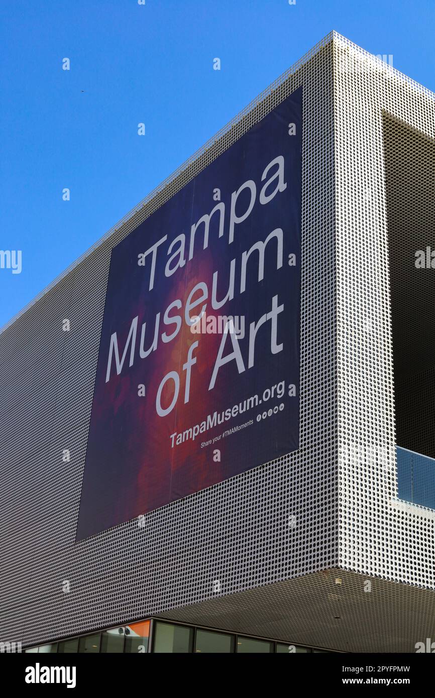 Vue directe sur le musée d'art de Tampa par une journée ensoleillée avec un ciel absolument bleu Banque D'Images
