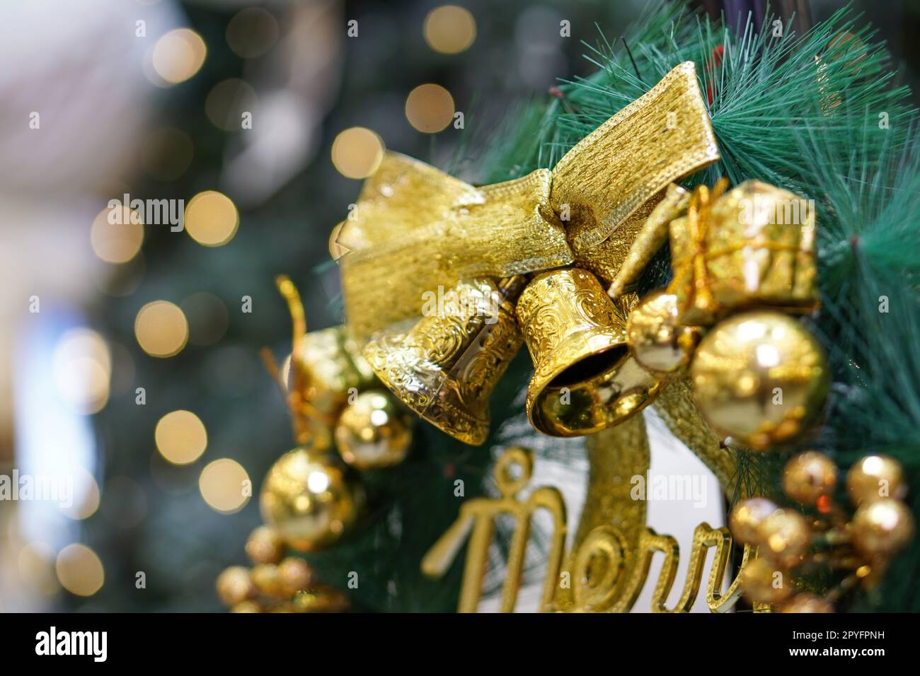 Gros plan orné d'une cloche de Noël dorée Banque D'Images