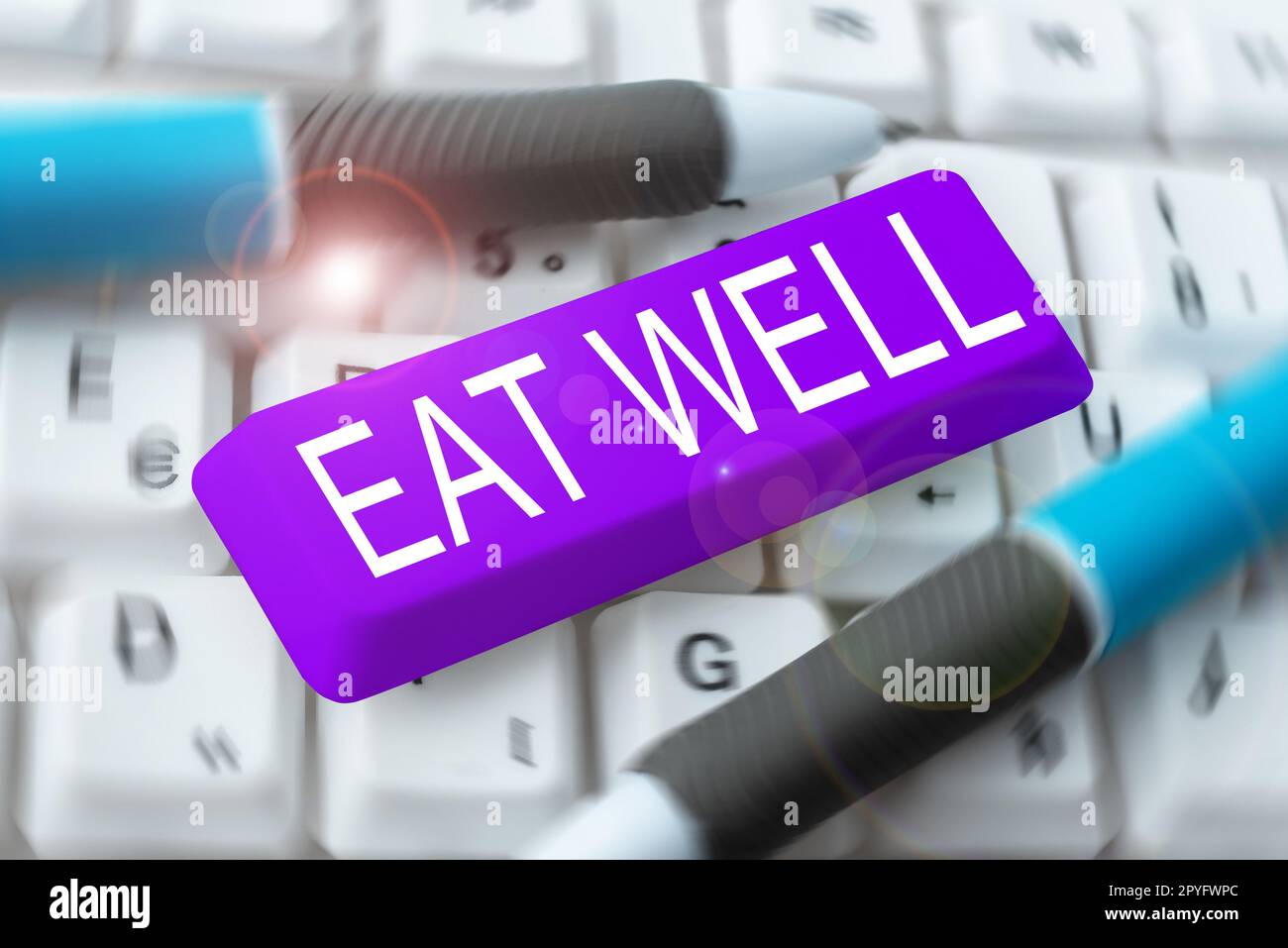 Affiche textuelle indiquant Eat Well. Mot pour la pratique de manger seulement les aliments qui sont entiers et non transformés Banque D'Images