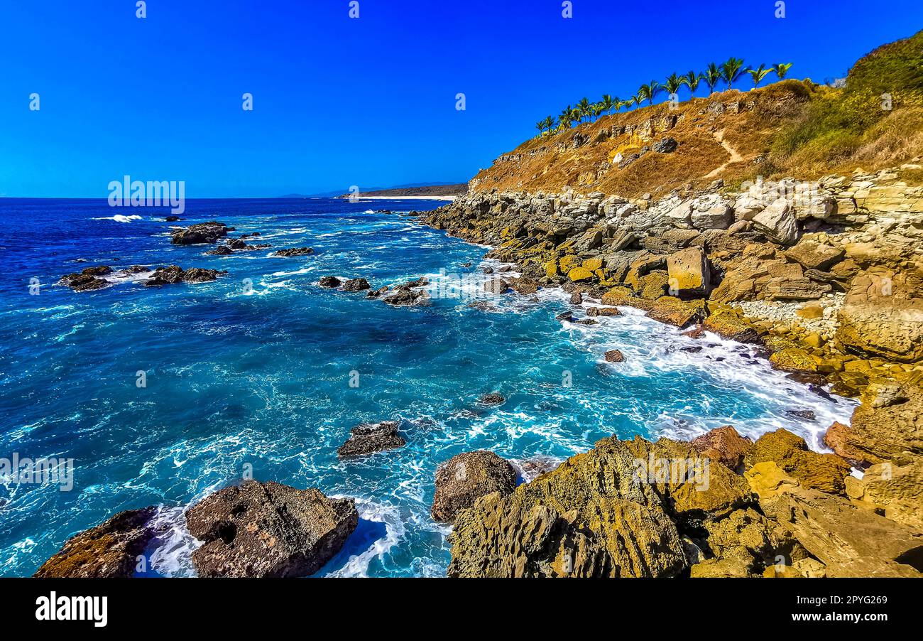 Belles falaises de rochers vue vagues à la plage Puerto Escondido Mexique. Banque D'Images