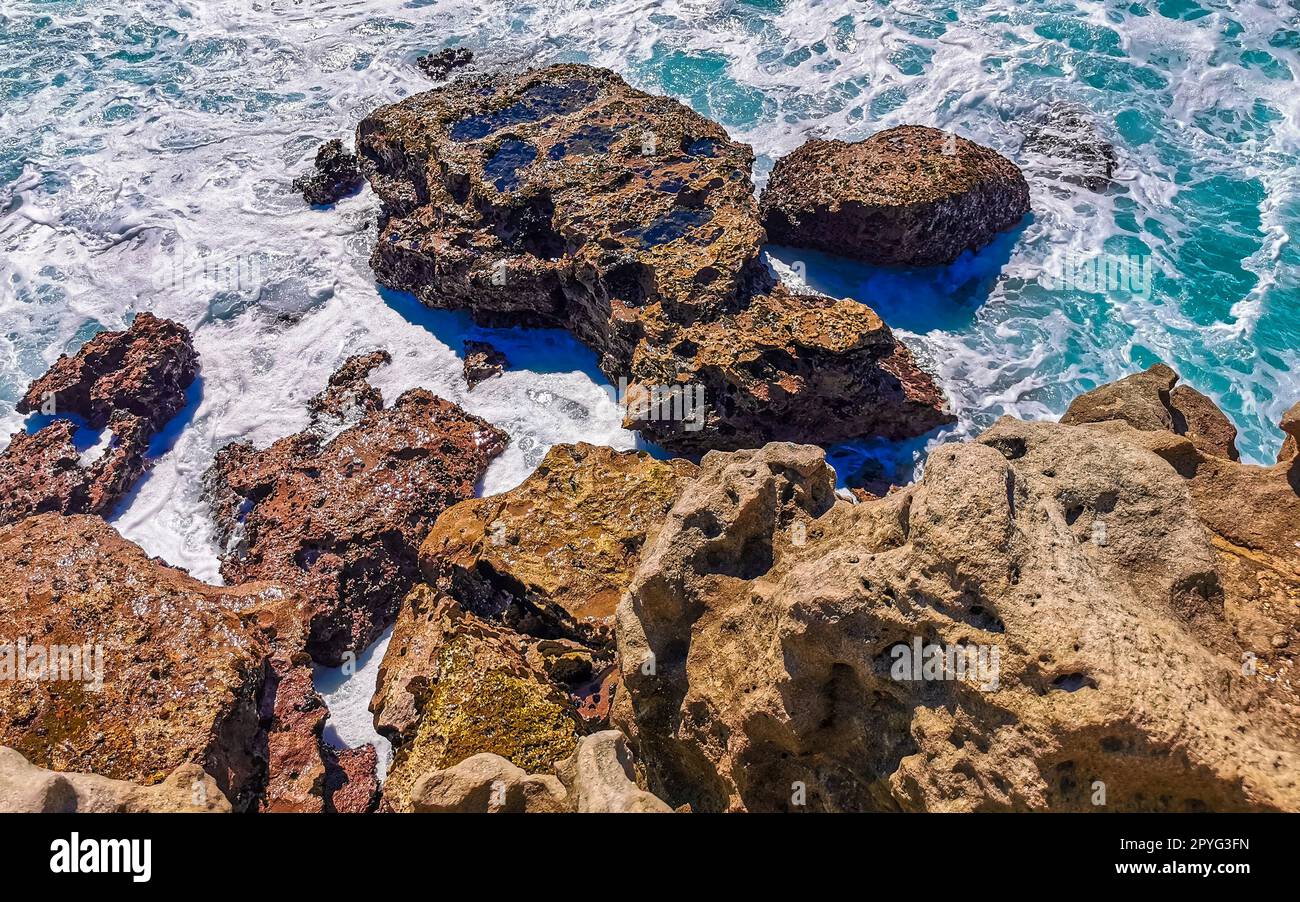 Belles falaises de rochers vue vagues à la plage Puerto Escondido Mexique. Banque D'Images