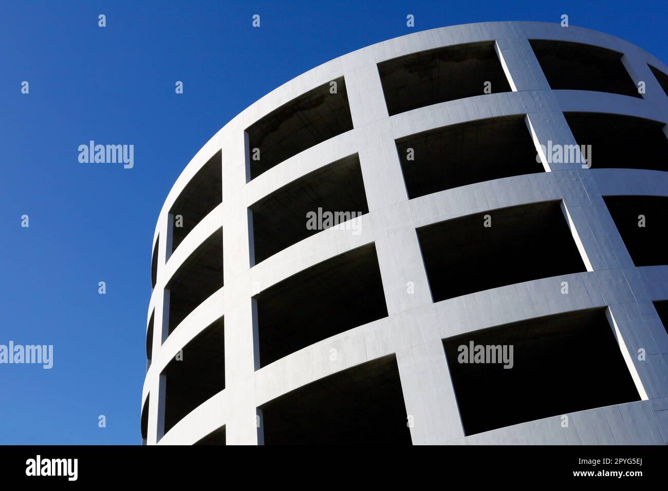 Apparition d'une pente en spirale d'un parking à plusieurs étages et d'un ciel bleu Banque D'Images