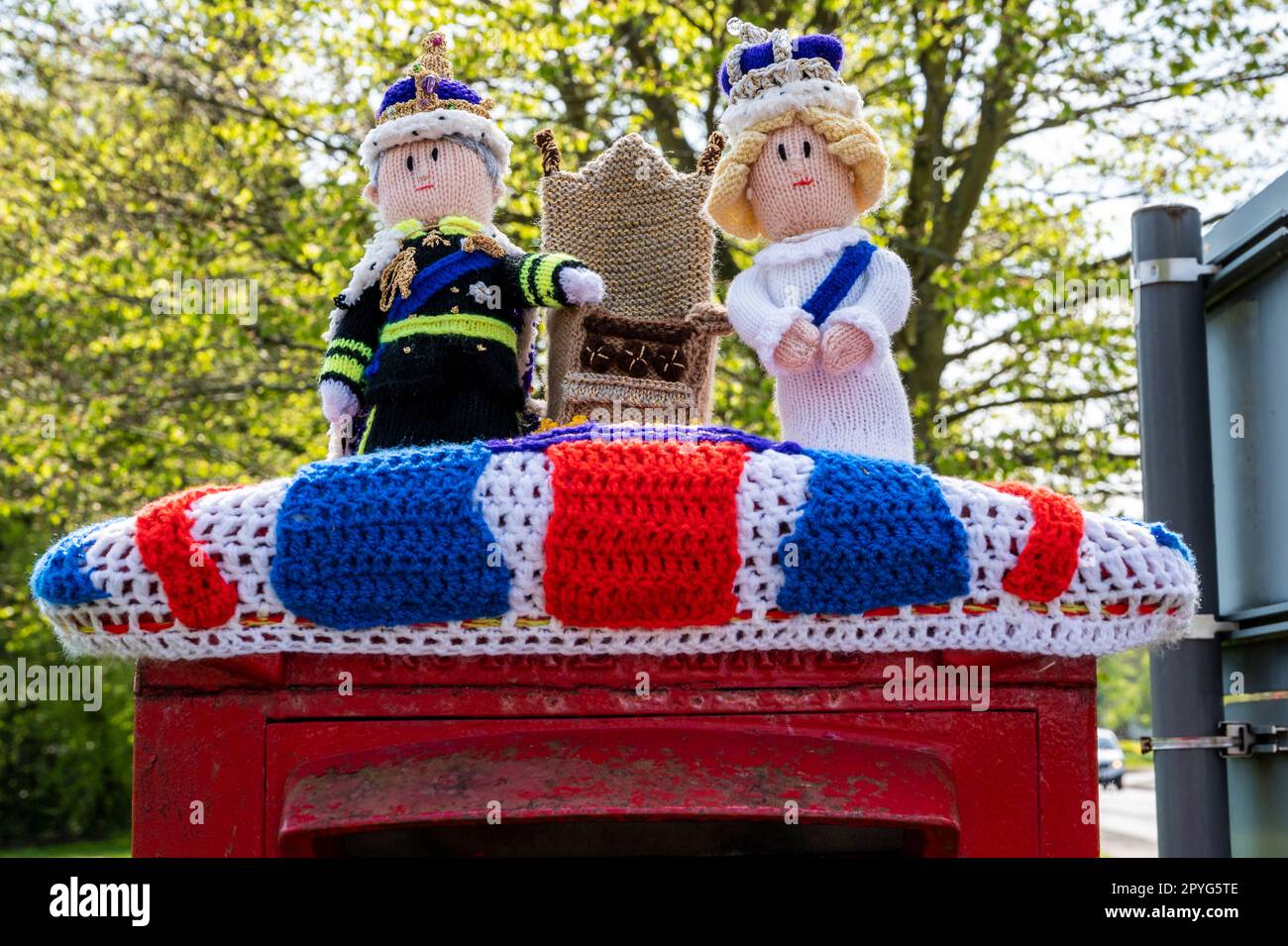 Un hommage tricoté au roi Charles et à la reine Camilla sur une boîte postale suburbaine anglaise pour leur couronnement le 6th mai 2023. Banque D'Images