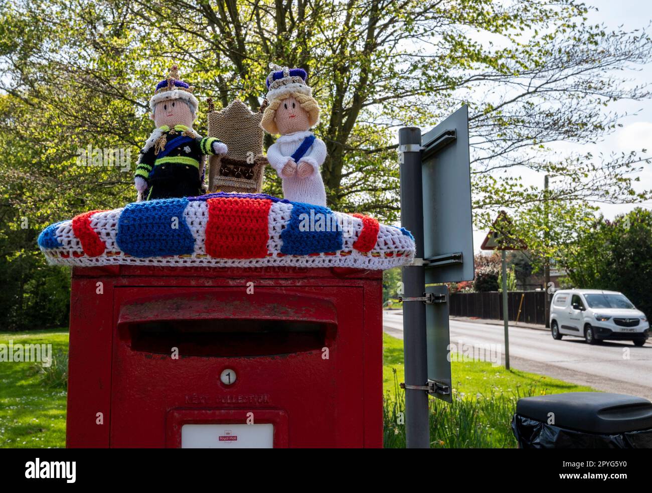 Un hommage tricoté au roi Charles et à la reine Camilla sur une boîte postale suburbaine anglaise pour leur couronnement le 6th mai 2023. Banque D'Images