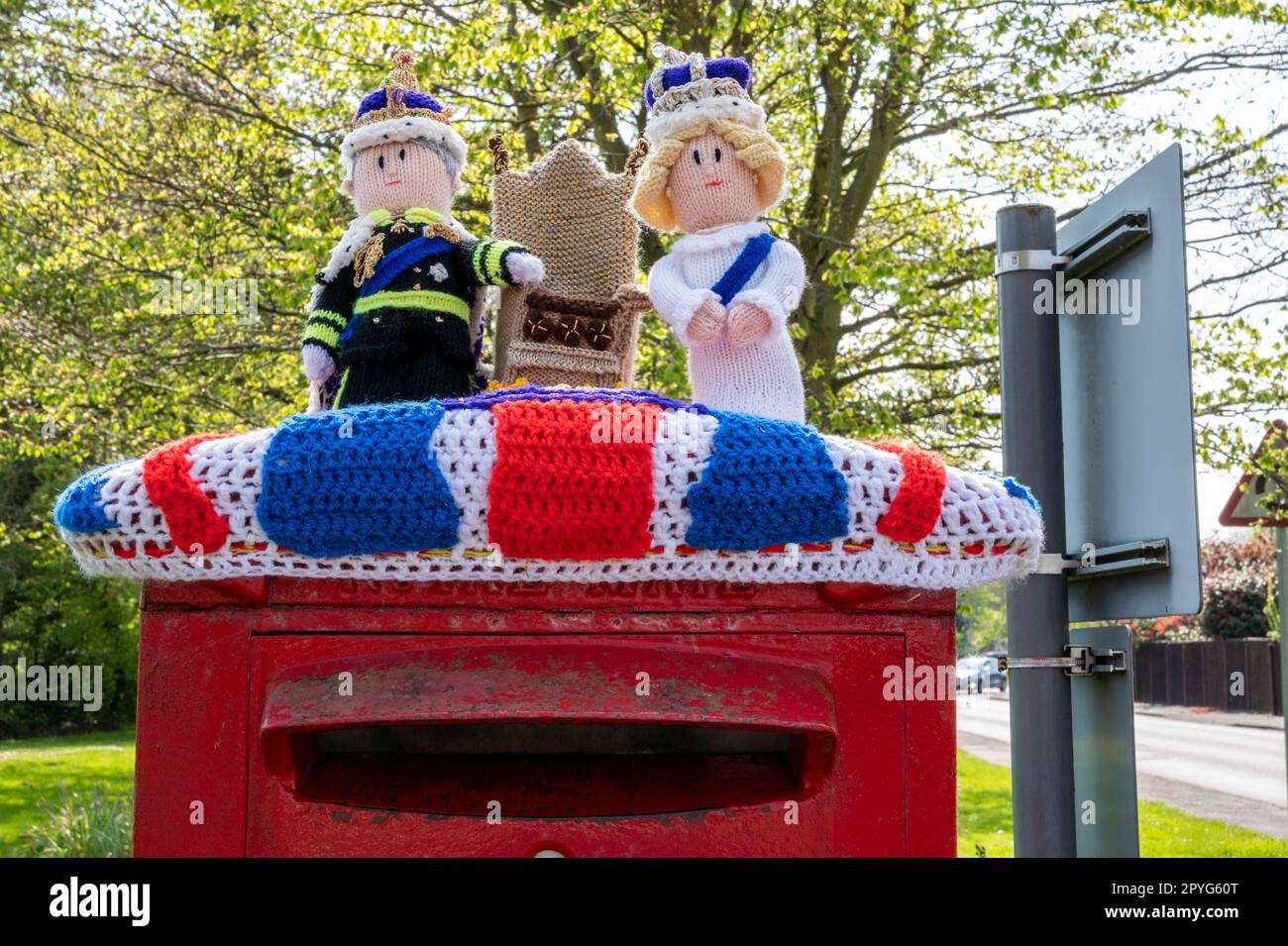 Un hommage tricoté au roi Charles et à la reine Camilla sur une boîte postale suburbaine anglaise pour leur couronnement le 6th mai 2023. Banque D'Images