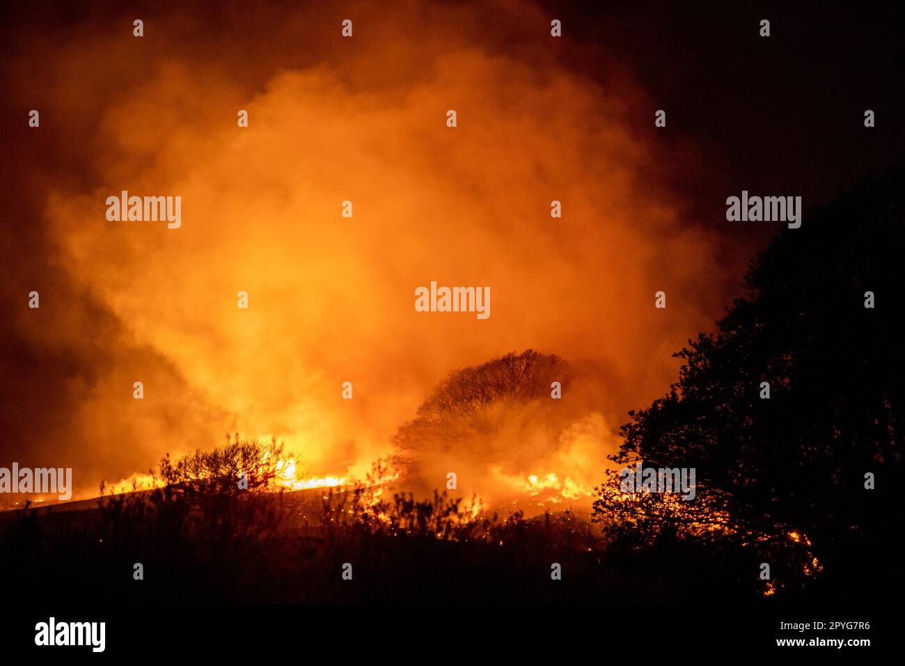 Rhondda Valley, pays de Galles, Royaume-Uni. 03rd mai 2023. Ton Pentre, vallée de Rhondda, pays de Galles, 3/5/23: Feu de montagne au-dessus de Dinam Park, ton Pentre dans la vallée de Rhondda. Photo par Andrew Dowling crédit: Andrew Dowling/Alay Live News Banque D'Images