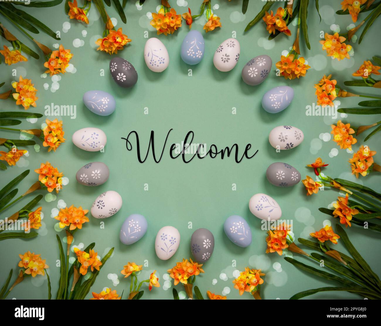 Décoration d'oeufs de Pâques, fleurs printanières, texte anglais Bienvenue Banque D'Images