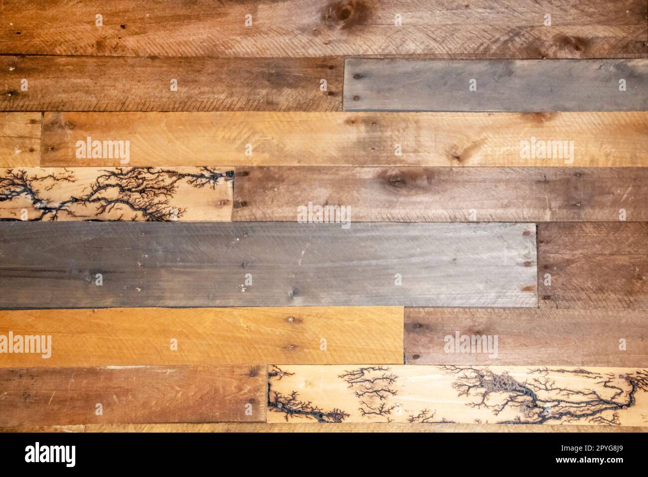 Contexte - planches de bois réutilisées - quelques-uns ont inhabituel éclair fractal haute tension lichtenberg bois brûler des modèles Banque D'Images