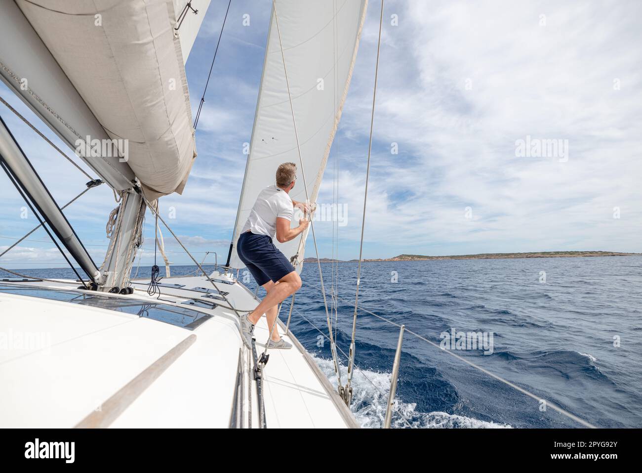 Homme qui navigue sur son bateau Banque D'Images