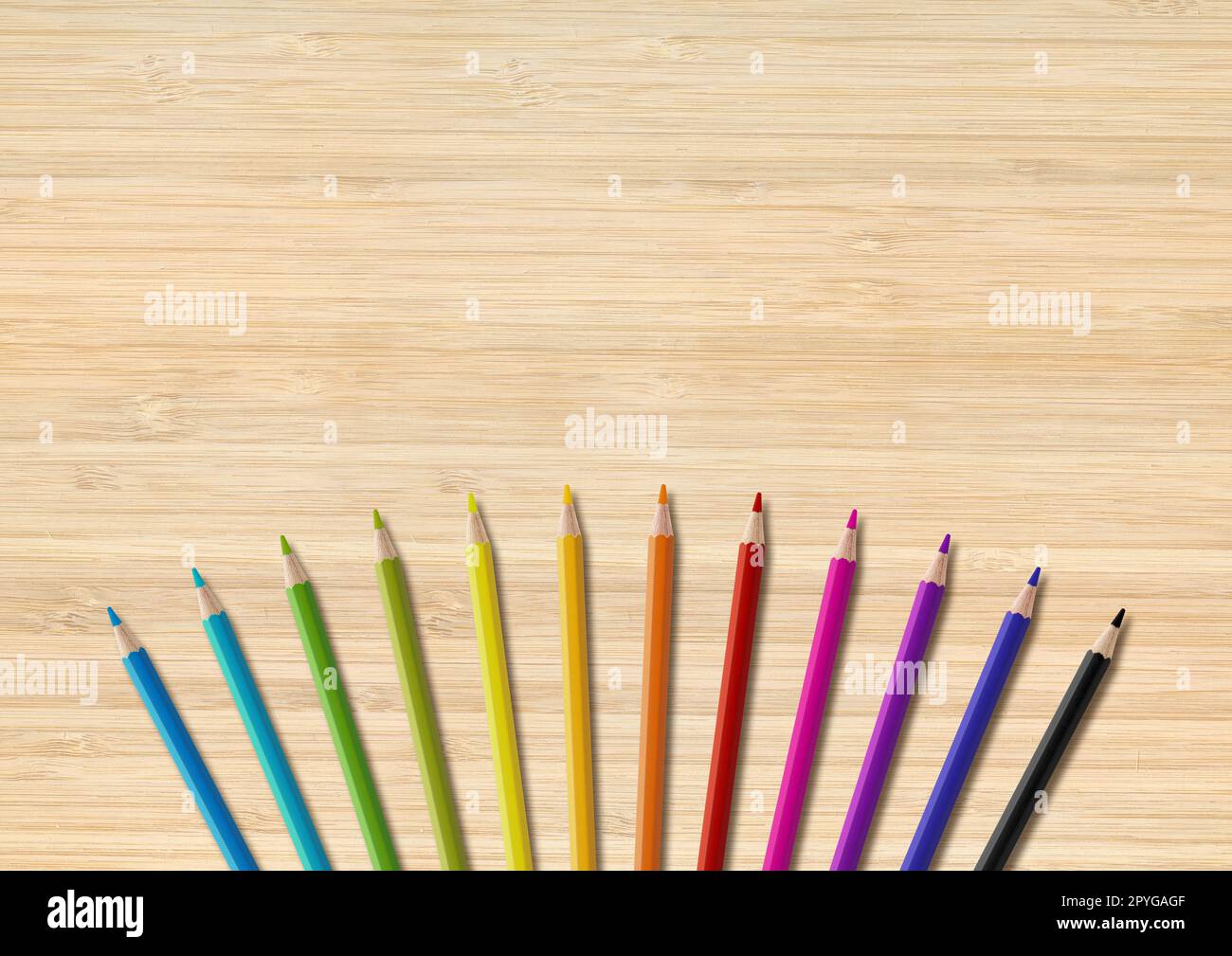 Groupe de crayons colorés isolé sur fond en bois. Arrière-plan horizontal Banque D'Images