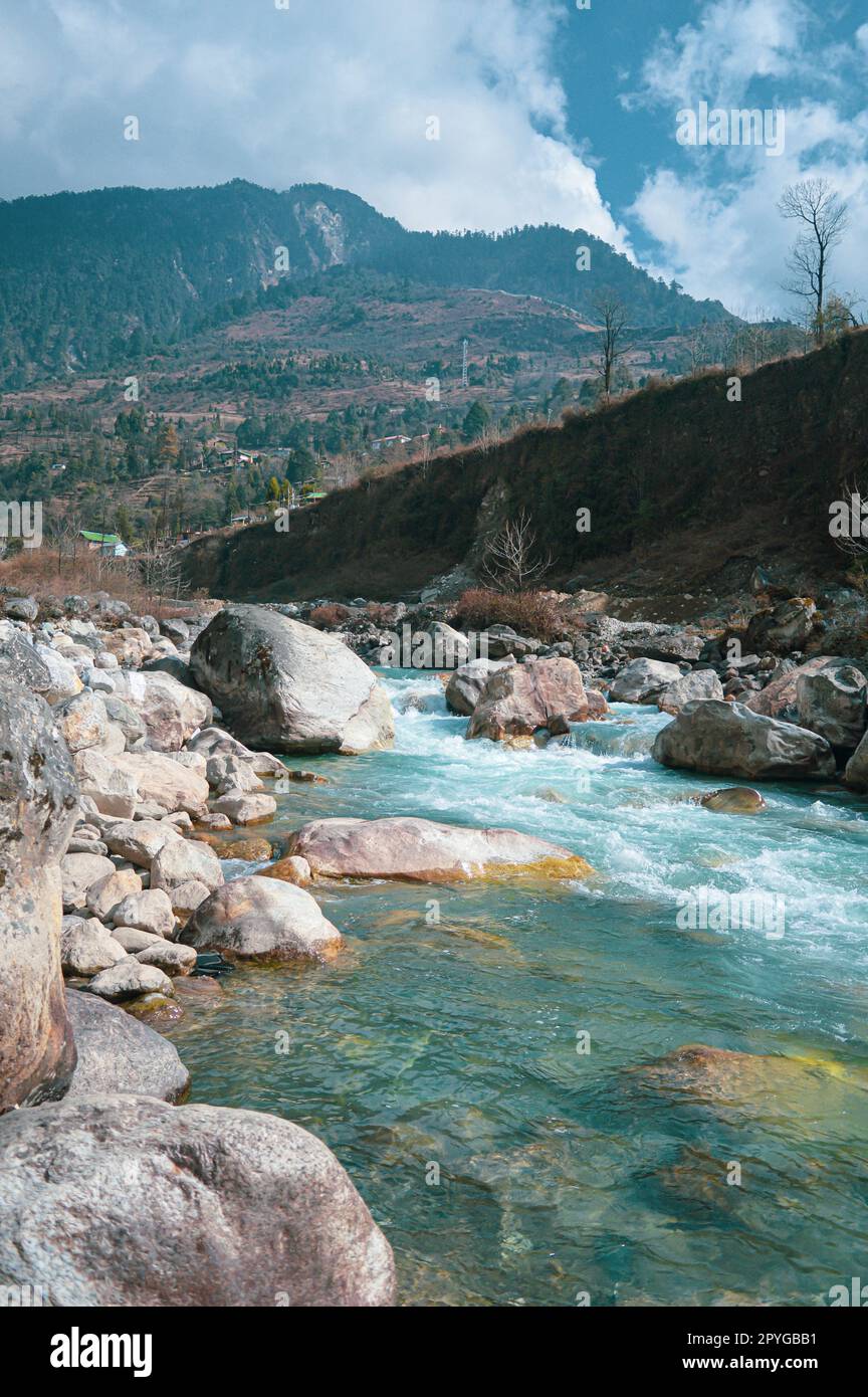 Rivière de montagne Rock creek coulant dans une vallée de montagne rocheuse de l'himalaya. Affluent de la rivière Teasta. Image verticale. Sikkim Bengale occidental Inde Asie du Sud Pacifique. Banque D'Images