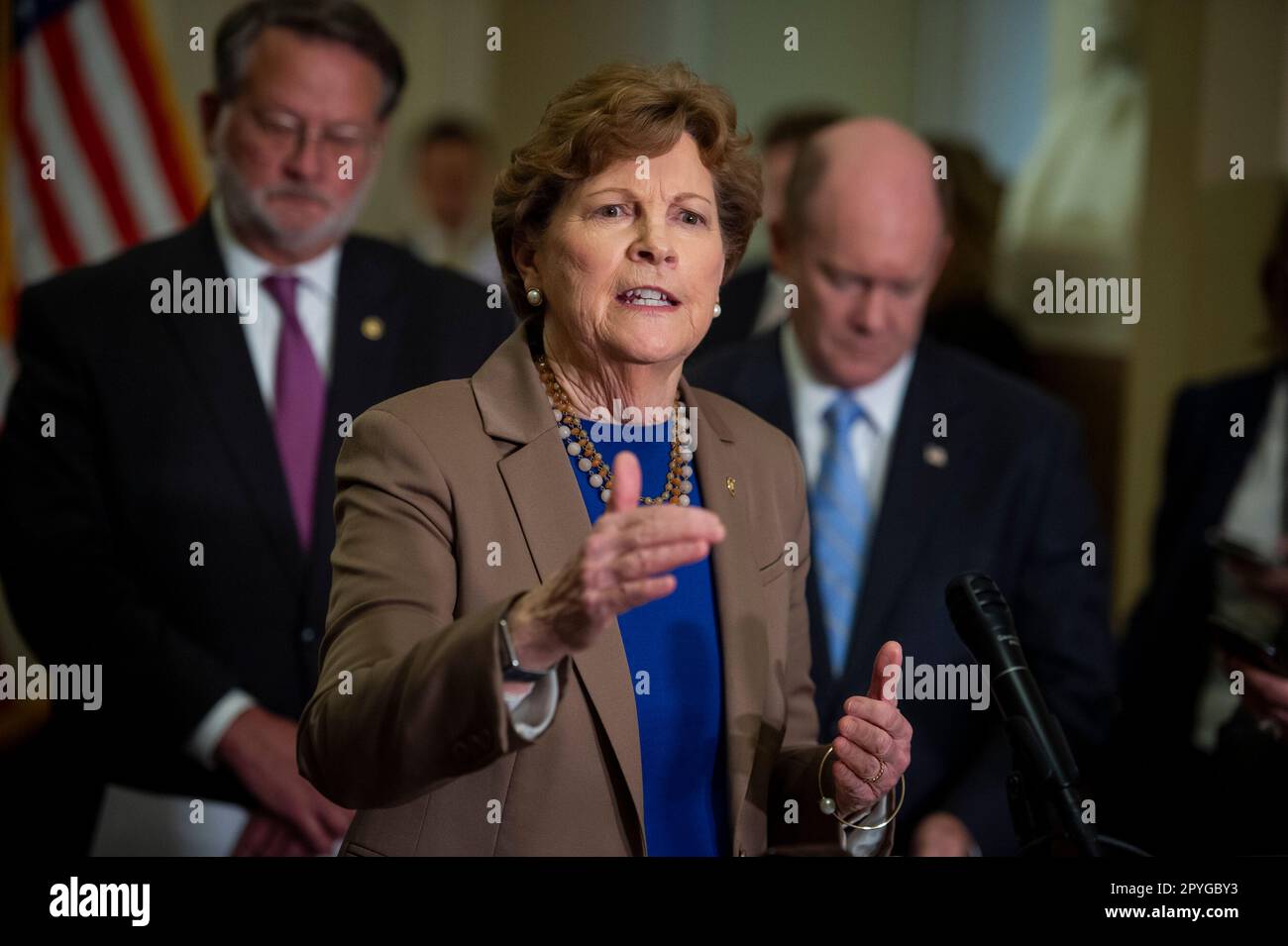 La sénatrice des États-Unis Jeanne Shaheen (démocrate du New Hampshire) fait des remarques sur la législation chinoise en matière de compétitivité lors d'une conférence de presse au Capitole des États-Unis à Washington, DC, mercredi, 3 mai 2023. Crédit : Rod Lamkey/CNP Banque D'Images