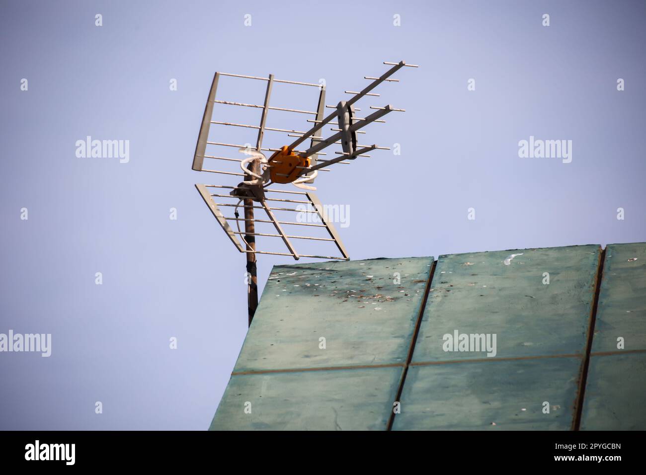 Une antenne VHF pour recevoir des signaux radio est située sur un toit. Banque D'Images