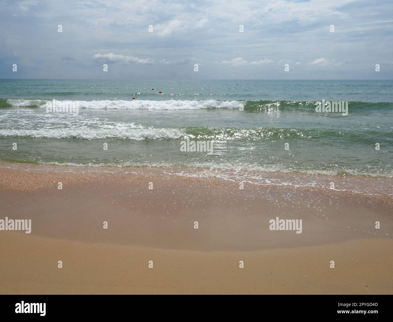 Mer d'été avec des vagues lisses sable bleu ciel et espace libre. Vague bleue douce de l'océan ou mer claire sur la plage de sable propre concept d'été. Magnifique paysage de plage. Mousse sur l'eau de mer Banque D'Images