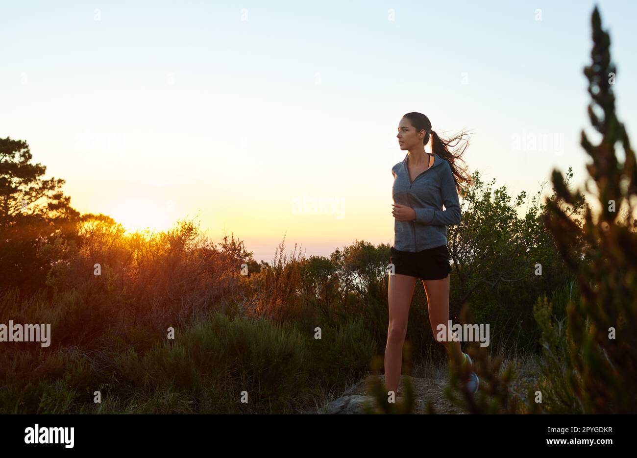 Courez la journée, ne vous laissez pas courir. une jeune femme qui fait du jogging à l'extérieur. Banque D'Images