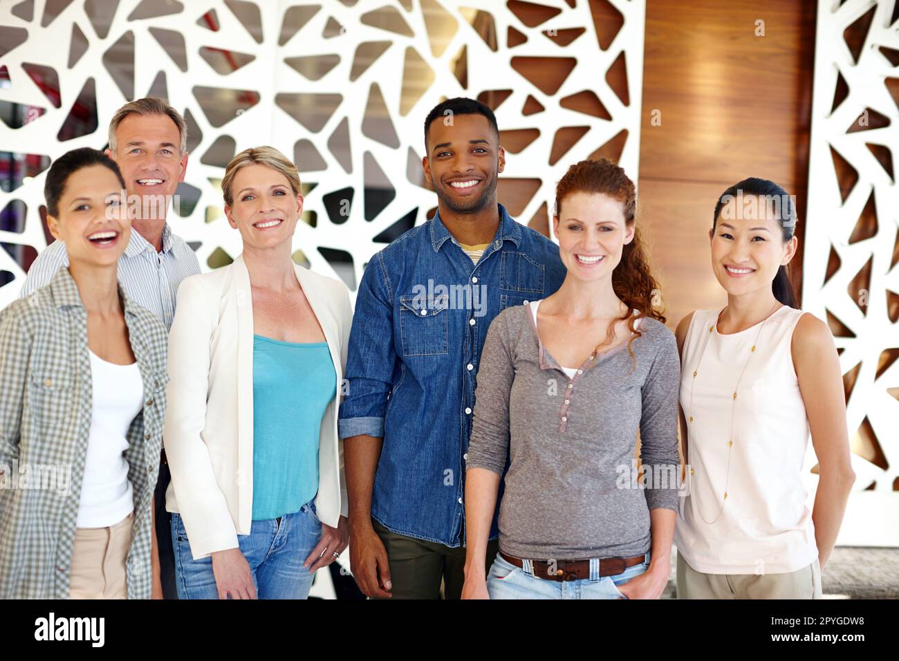 Affaires décontractées. Portrait d'un groupe diversifié de collègues dans un environnement de bureau décontracté. Banque D'Images