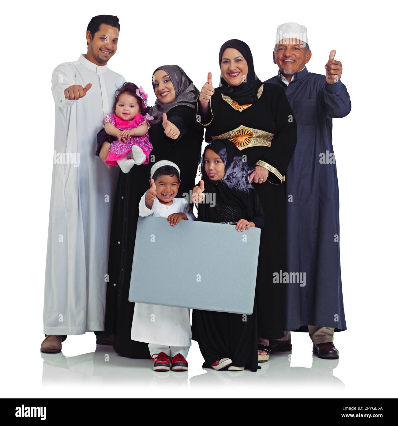 Une famille enthousiaste. Portrait studio d'une famille musulmane heureuse tenant un panneau blanc isolé sur blanc. Banque D'Images