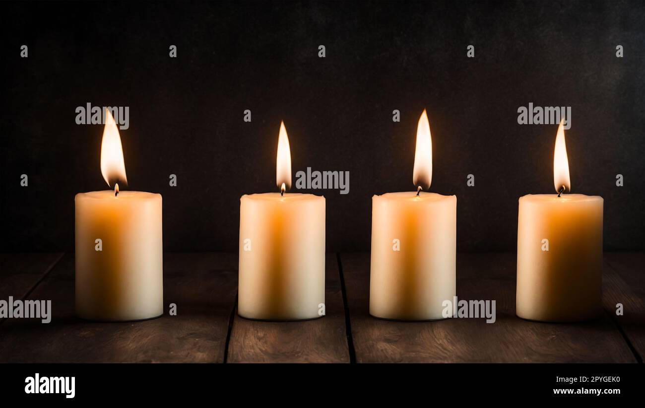 Ligne de quatre bougies de cire brûlantes sur parquet et fond noir Photo  Stock - Alamy