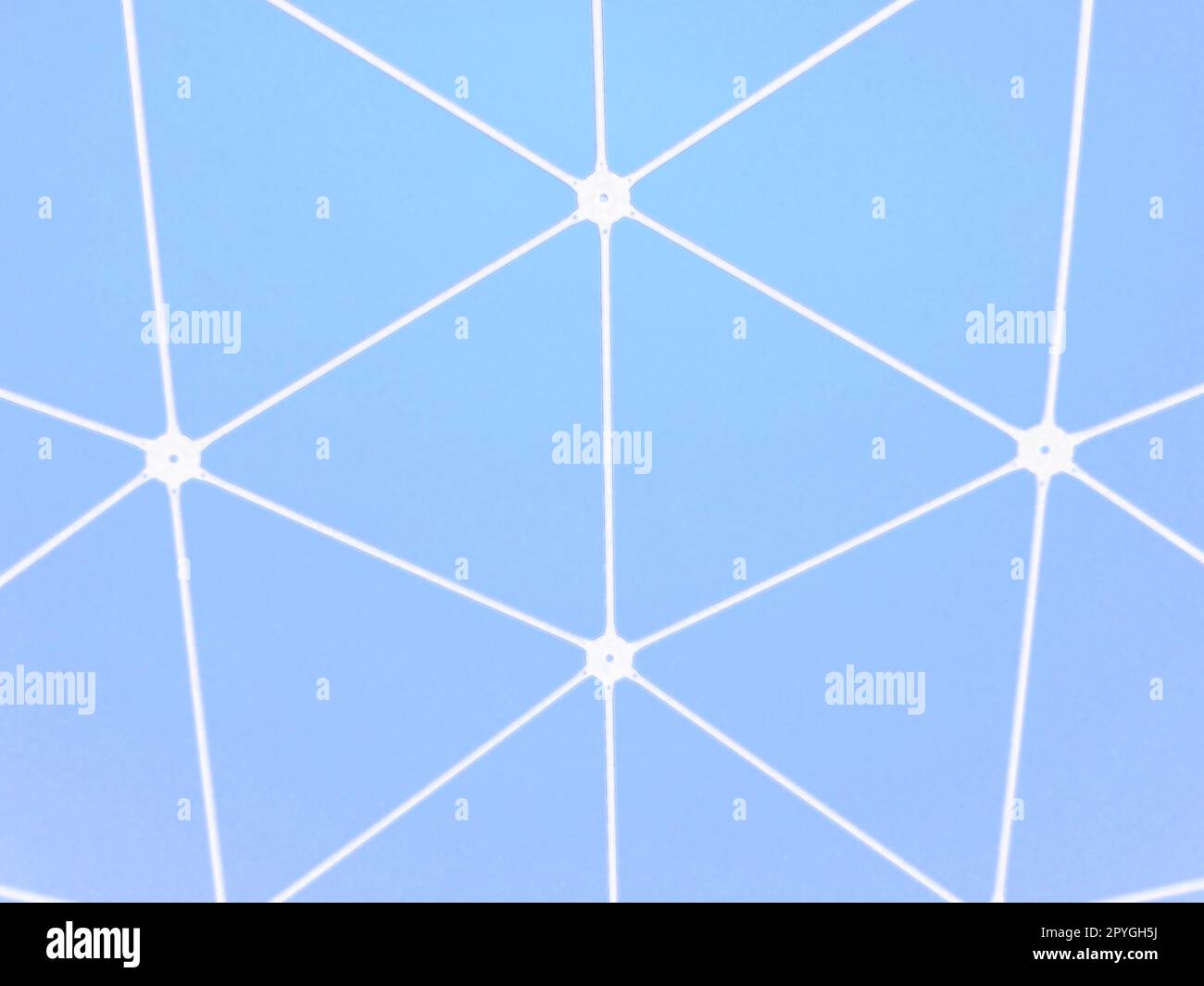 Réseau blockchain et Internet. Lignes blanches et points connectés sur fond bleu. Structure chimique d'une molécule ou d'une substance. Condition physique. Concept d'interaction. Motif abstrait Banque D'Images