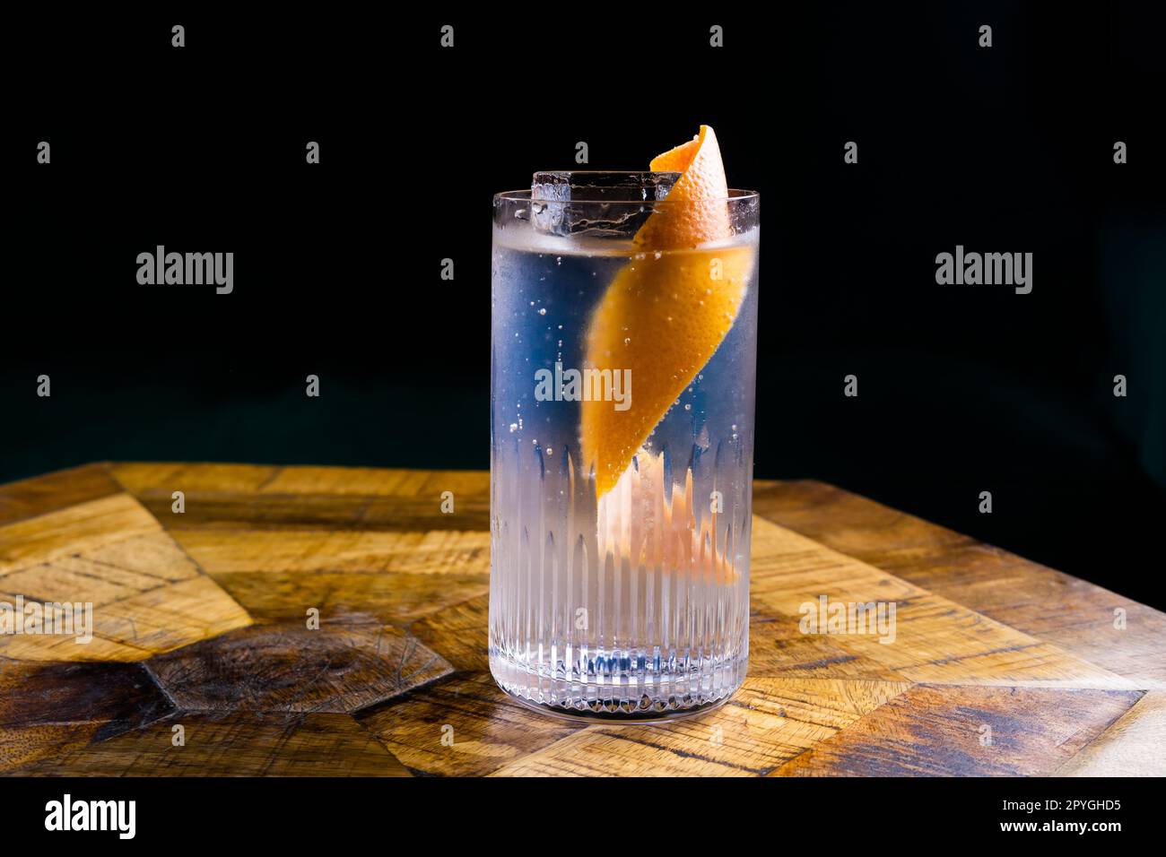 Cocktail gin whisky zacapa sur le bar en bois vintage Banque D'Images