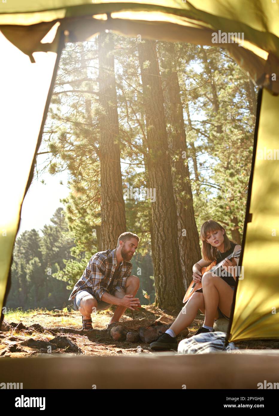 Dans les bois. un jeune couple sur un voyage de camping ensemble. Banque D'Images