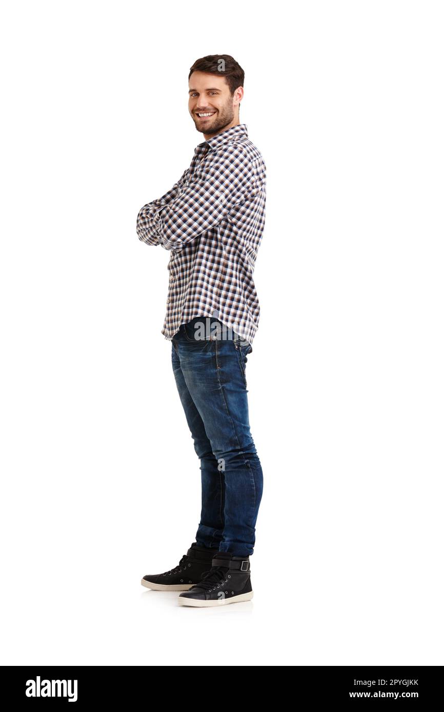 Décontracté et charmant. Studio portrait d'un beau jeune homme debout avec ses bras repliés isolé sur blanc. Banque D'Images