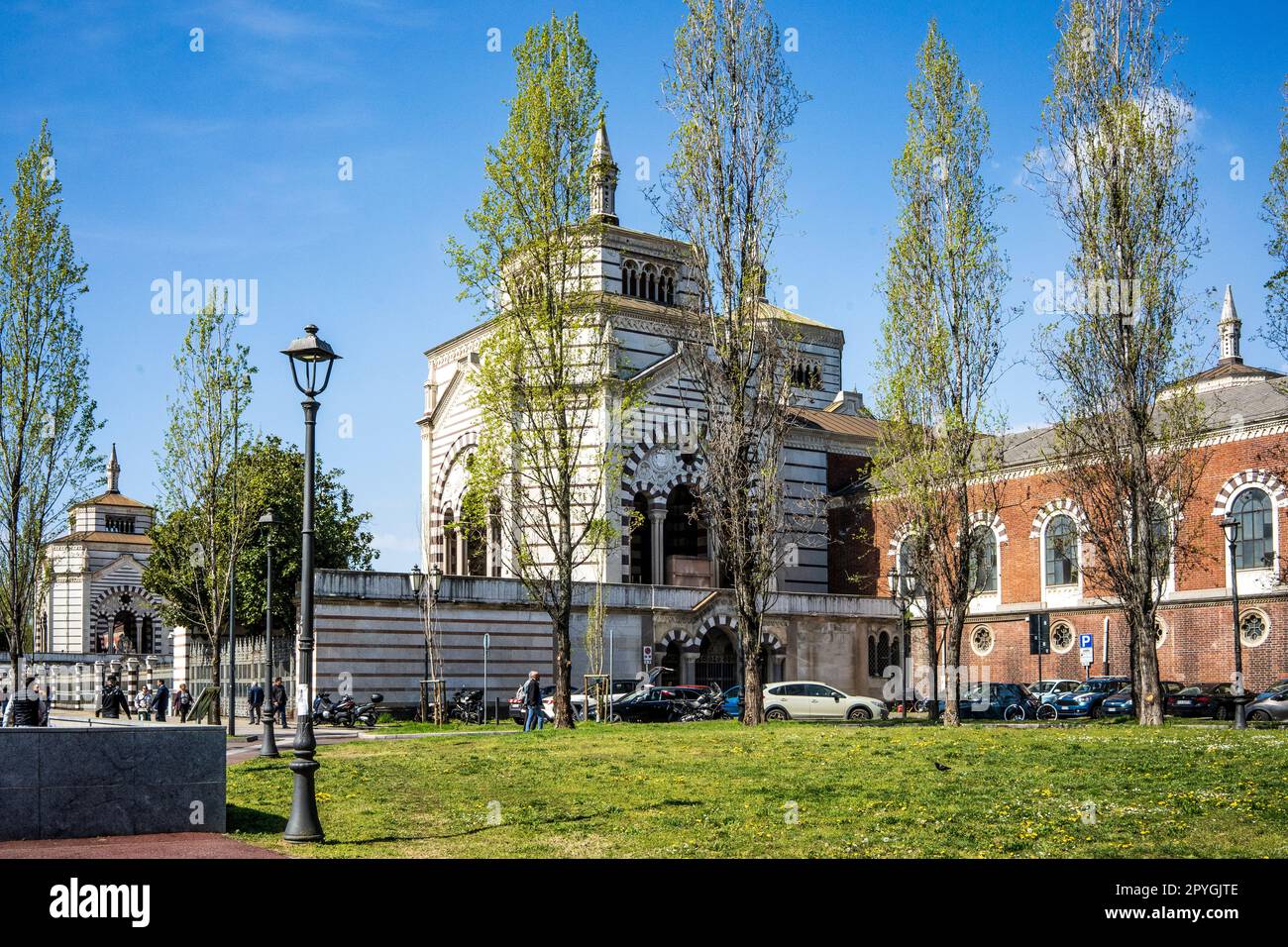 Côté est du cimetière monumental de Milan, région Lombardie, Italie, où de nombreuses personnes notables sont enterrées. Banque D'Images