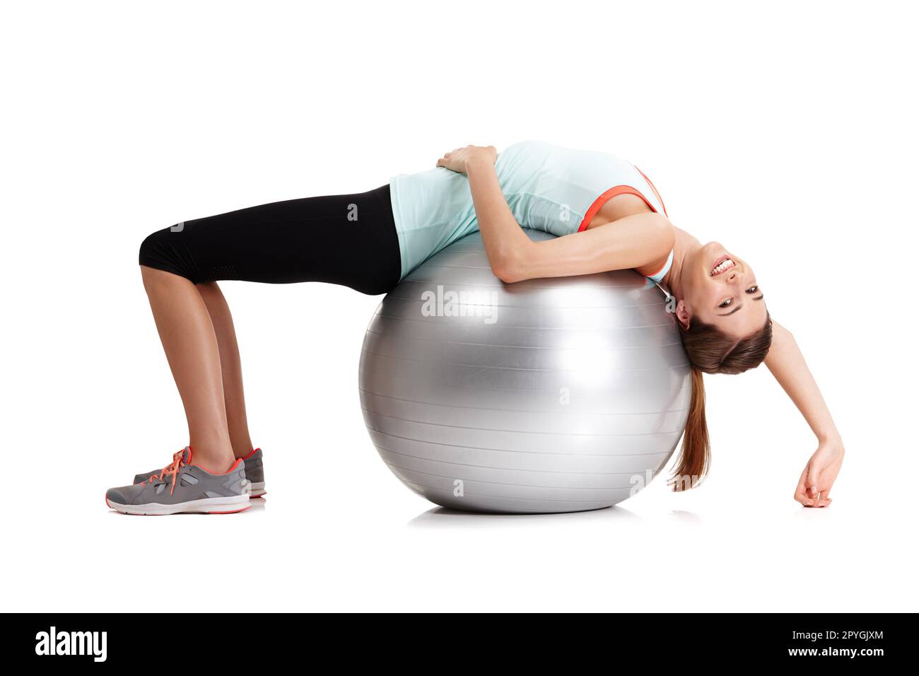 Si cela ne vous défie pas, cela ne vous change pas. une jeune femme en forme s'exerçant avec son ballon d'exercice isolé sur blanc. Banque D'Images