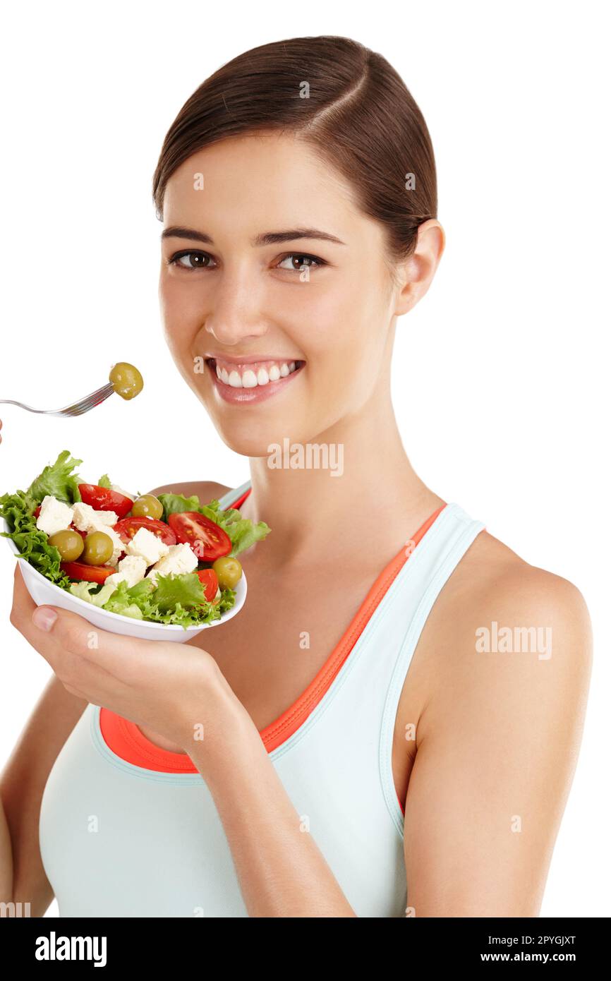 Ce n'est pas un régime, c'est un mode de vie. Femme sur fond blanc prête à manger de la salade. Banque D'Images