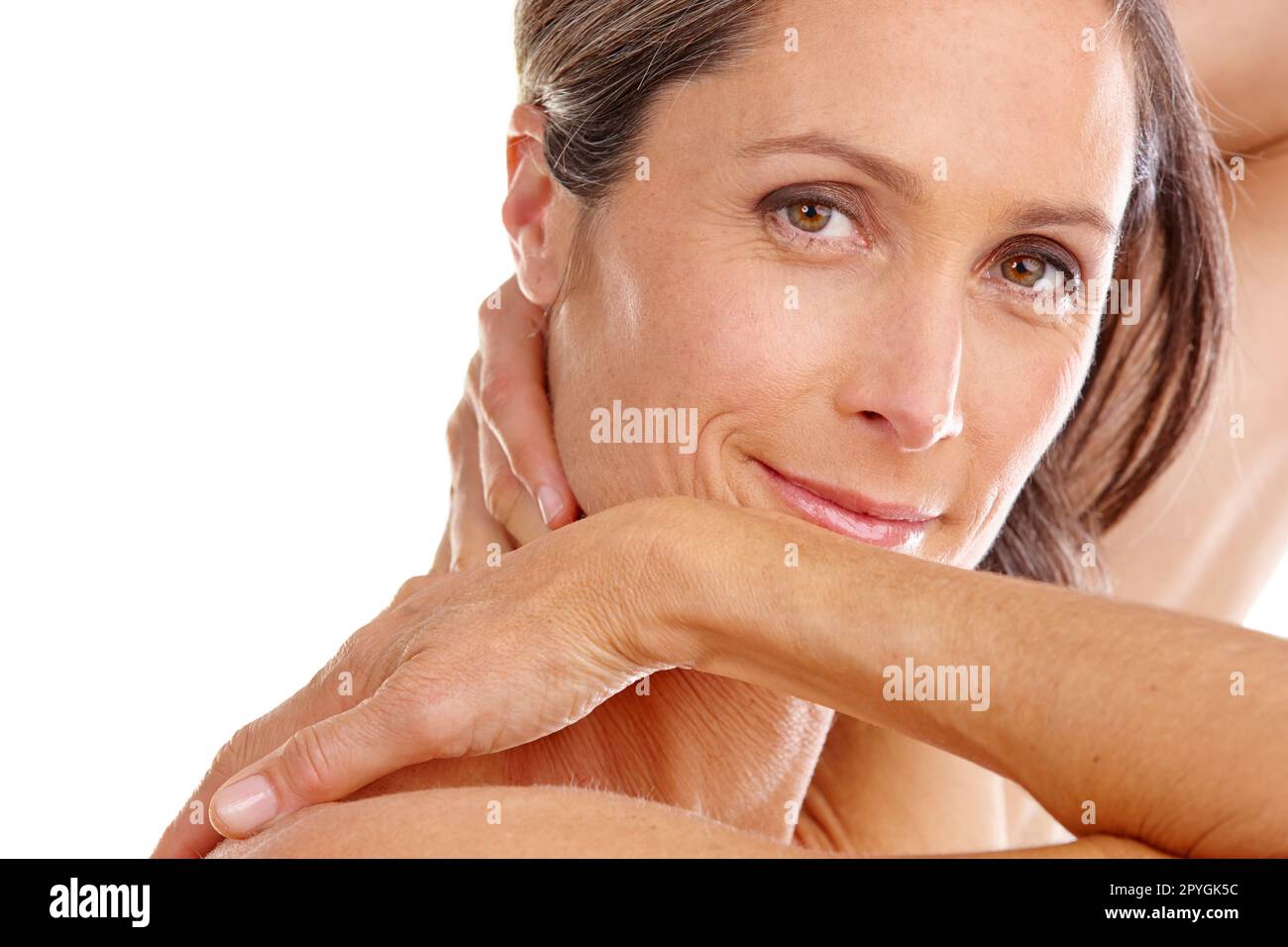 Sentez-vous beau à chaque âge. Portrait studio d'une belle femme mûre posant sur un fond blanc. Banque D'Images