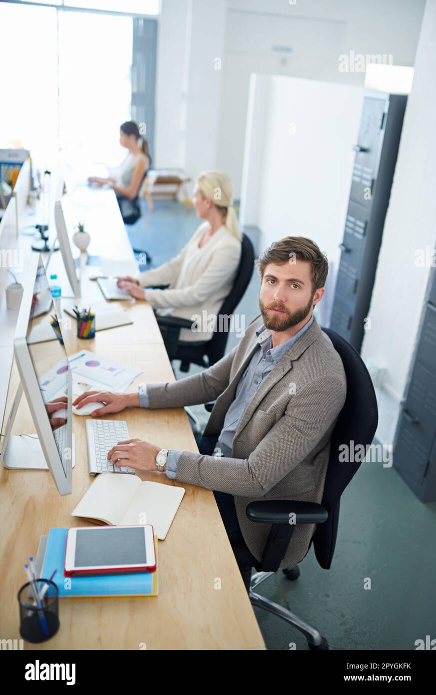 Travailler vers une carrière réussie. un concepteur au travail dans un bureau. Banque D'Images