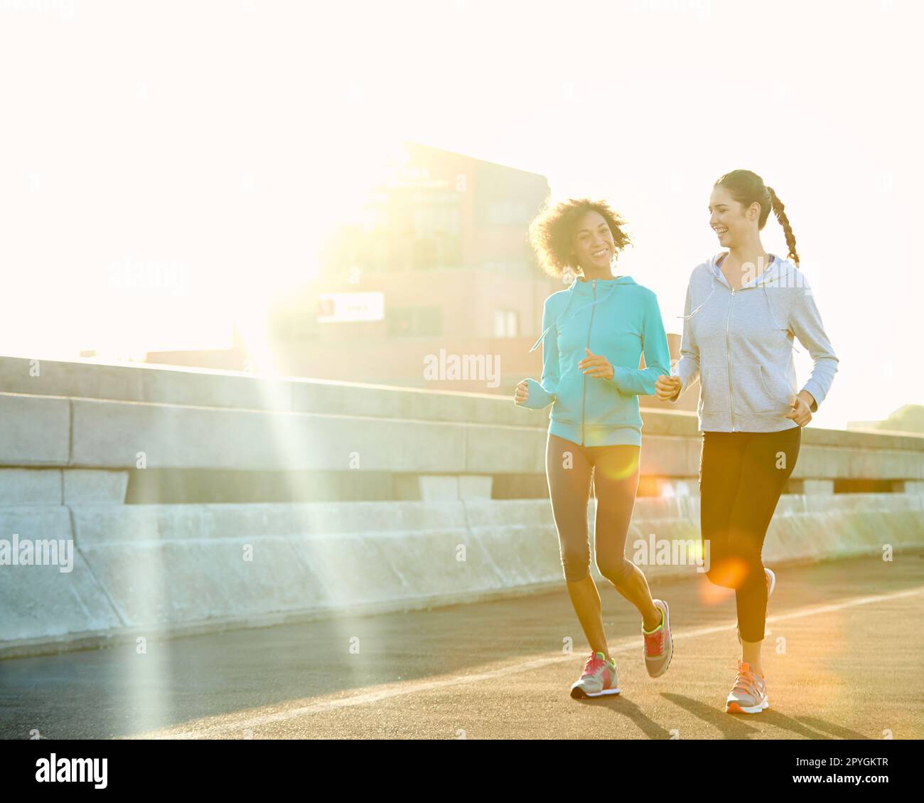 Une course tranquille le matin. deux joggings féminins qui courent ensemble tôt le matin. Banque D'Images