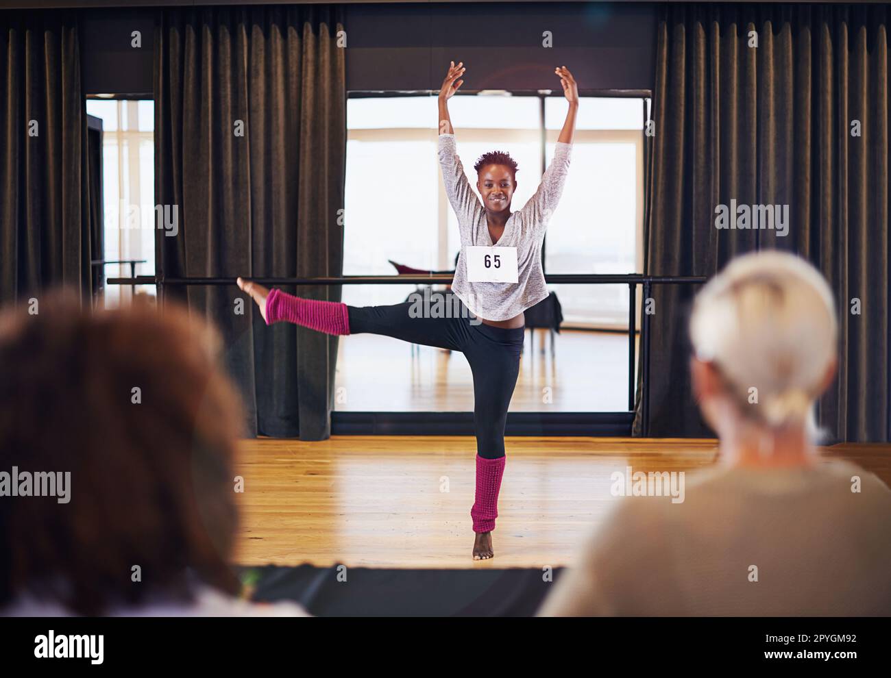 Shes a du talent. une danseuse qui se produit devant les juges lors d'une audition de danse. Banque D'Images