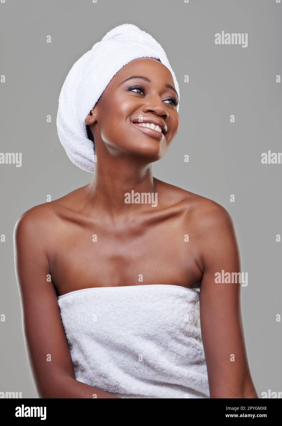 Impeccable et magnifique. Photo de beauté d'une jeune femme avec une serviette autour de sa tête posant en studio. Banque D'Images
